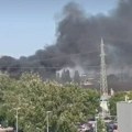 Veliki požar u Bloku 64 na Novom Beogradu, vatrogasne ekipe na terenu (VIDEO)