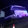 Udes kod Kraljeva, autobus sleteo sa Ibarske magistrale – šest osoba lakše povređeno