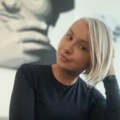 Udovica pevača se skinula u kupaći: Danijela bez trunke šminke, grudi u prvom planu, a svi gledaju u jedno