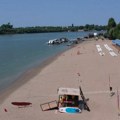Panika na plaži u Sremskoj Mitrovici! Kupači počeli da beže, spasioci trče ka njima, stvari razbacane na sve strane (video)…