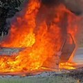 Vatra "progutala" auto na Iriškom vencu: Od vozila nije ostalo ništa, dve vatrogasne ekipe gase vatru (video)