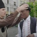 Познати инфлуенсер Спеед дошао у Србију и одмах ставио шајкачу: Обукао народну ношњу па заиграо колце усред кише