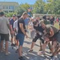 Politički obračun na fasadama limanskih zgrada: U pauzama između krečenja - polivanje farbom, verbalni i fizički sukob