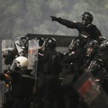 BLOG UŽIVO Veoma napeto ispred Generalštaba: Komandir Žandarmerije pred kamerama zapretio građanima, oklopna vozila ne daju…