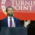 "Ismevate Čarlija Kirka na njegovoj komemoraciji" Donald Tramp Mlađi imitriao oca i napravio pometnju na mrežama
