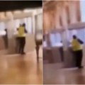 (Video) Pogledajte šta su lopovi radili trenutak pre krađe nakita iz luvra Došli skuterom, popeli se teretnim liftom, i za 7…