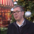 Vučić obilazi novogodišnje selo ispred Doma Narodne Skupštine
