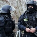 Jezivo: Huligani povredili 64 policajca! (video)