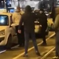 (Video) Masovna tuča ispod Brankovog mosta: Mladići sa kapuljačama se pesničili, a onda izboli tinejdžera: Maloletnik (15)…