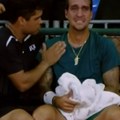 Nedavno izgubio oca, briznuo u plač posle meča: Emotivni momenti na teniskom terenu, kolega ga zagrlio i tešio