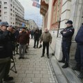(VIDEO) Ispred Rektorata Simo Spasić i ljudi koji provociraju okupljene studente
