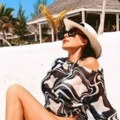 Ceca Ražnatović gori u bikiniju u šestoj deceniji: Grudi u prvom planu, pevačica izgleda nikad bolje