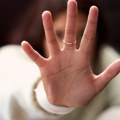 Jednu tinejdžerku udario, drugoj prislonio nož na lice: Mladić (26) iz Beograda osumnjičen za nasilničko ponašanje