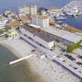 Plaža u Evropi izaziva žestoke rasprave: Žene i muškarce razdvaja zid visok 2,7 metra (foto)