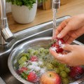 Pranje voća i povrća sodom bikarbonom - da li zaista uklanja pesticide ili je samo mit? Odgovor vas može iznenaditi