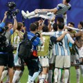 (Video) Navijači Argentine spalili zastavu Ujedinjenog Kraljevstva umesto Engleske uoči polufinala SP