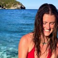 Mislila da plutaju silikoni, pa htela da se našali: Influenserka golim rukama meduze izvadila iz mora (video)