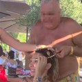 Aneli Ahmić letuje sa bogatašima: Čovek joj prišao u restoranu, pa je okitio masivnim lancem i zlatnim satom