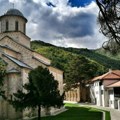 KFOR uključuje kosovsku policiju u obezbeđivanje manastira Visoki Dečani