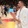 Neočekivani upad u Areni! Nikola Jokić ostao zatečen kada je video ko mu prilazi s leđa (video)