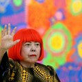Decenijama je živela u psihijatrijskoj ustanovi, nosila je jarko crvenu periku i stvarala remek-dela: Ko je bila Jajoi Kusama?