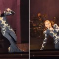 Selin Dion se srušila na sceni tokom koncerta u Parizu: Snimak obišao mreže, fanovi zabrinuti zbog pevačice