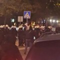 Pristalice Studentske liste okupile se ispred zgrade Pinka, lete jaja i kamenice