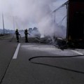 Izgoreo šleper sa prikolicom: Nesreća na autoputu Beograd - Niš stvorila kilometarske kolone (foto/video)