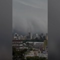 Dan postao noć: Zastrašujući snimak džinovskog oblaka koji se nadvio nad gradom: Tama guta sve pred sobom i najavljuje haos…