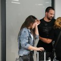 Zagrljaji, zebnja i suze: Emotivni susreti na beogradskom aerodromu: Porodica i prijatelji dočekuju naše građane evakuisane…