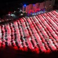 Vlasnici gotovo 700 Tesli priredili rekordni light show