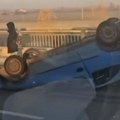 Auto završio na krovu, saobraćaj usporen: Nesreća na obilaznici Borča - Zemun