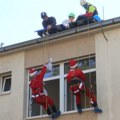 Valjevski speleolozi u ulozi Deda mraza, paketiće za decu odneli preko krova bolnice
