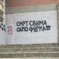 Na vrtiću u Sremskoj Kamenici ispisan grafit: "Smrt svima, samo Firma"