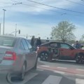 Sudarili se automobil i tramvaj: Udes na Novom Beogradu (foto, video)