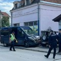 Sudar u Leskovcu: Automobil probio kapiju