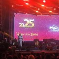 Hiljade ljudi okupljeno na trgu u Budvi: Pogledajte kako su im saopštili da je otkazan Merlinov koncert