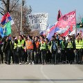 Studenti prošli Topolu, građani poručili: Ustanička Topola vam se poklanja (VIDEO)