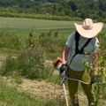"Šta sve čovek mora da radi": Glumac iz serije "Igra sudbine" se ne libi poslova, uzeo kosilicu u ruke i sređuje velelepno…