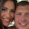 Stefan Karić vozi brod, a devojka se sunča na palubi! Andrea pokazala izvajano telo i preplanuli ten: Uživaju na moru posle 10…