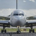 (Video) Par uhvaćen u „akciji“ u avionu: Putnici skandirali, stjuard otvorio vrata, a na Ibici ih čekala policija