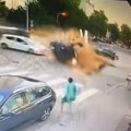 Dve osobe povređene u udesu u Banjaluci: Sudarili se automobilima, pa se zakucali i u parkirana vozila (video)