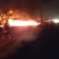 Eksplodirala cisterna sa tečnim gasom u Indiji: Ima poginulih u sudaru sa pikapom, požar se proširio na prodavnice