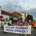 Članovi SNS i večeras šetali protiv blokada u Leskovcu