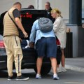 Pez trunke šminke i potpuno bleda: Pevačica uhvaćena sa mužem nakon što je rodila blizance