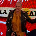 Била је љубавница, а онда се удала за деценију млађег официра: Певачица се повукла због политике, а сад се појавила на…