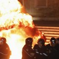 Sukobi sa policijom, demonstranti bacaju Molotovljeve koktele na zgradu vlade (video)