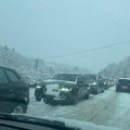 Драма на путу код Нове Вароши не престаје: Возачи се заглавили у снегу, долазили други да их шлепају