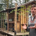 Napustio posao pa kupio pokretnu kuću i otišao da živi u šumi: Inspiriše ga mir i povezanost sa prirodom (video)