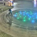 Vandal OŠTETIO FONTANU na Trgu vojvode Radomira Putnika (FOTO)